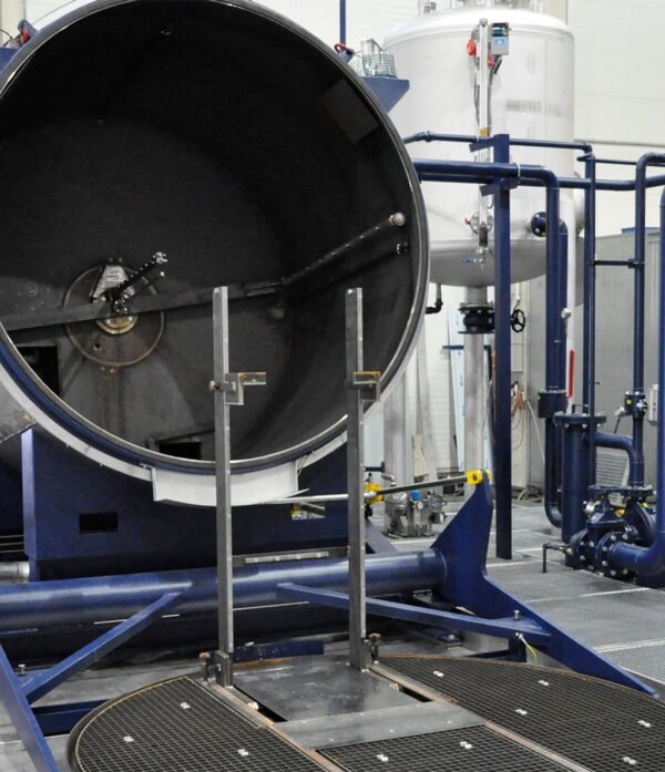 Skm tank cleaning-interior. Cleans containers on the in- and outside with spray nozzles.